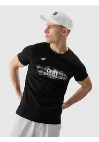 4f - T-shirt regular z nadrukiem uniseks 4F x Drift Masters - czarny. Okazja: na co dzień. Kolor: czarny. Materiał: jersey, bawełna, dzianina. Wzór: nadruk. Styl: casual, sportowy, klasyczny