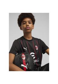 Puma - Młodzieżowa koszulka przedmeczowa AC Milan PUMA Black For All Time Red. Kolor: czerwony, wielokolorowy, czarny #1