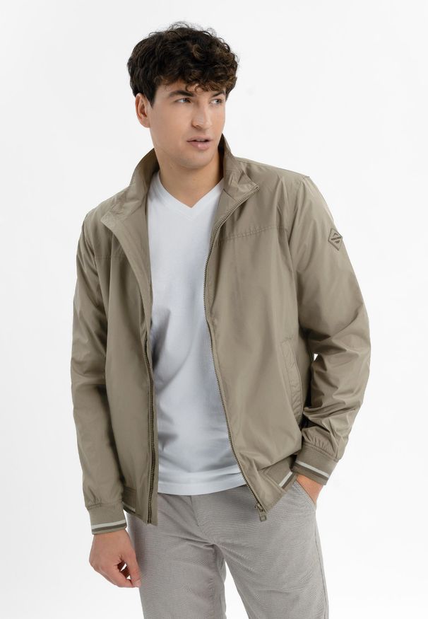 Volcano - Lekka kurtka ze stójką J-TAWNY. Typ kołnierza: kołnierzyk stójkowy. Kolor: beżowy. Materiał: materiał. Styl: elegancki, klasyczny