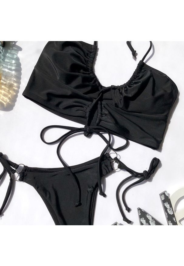 Intica - Bikini z usztywnianym topem i praktycznym dołem na plażę Pompilia. Kolor: fioletowy. Materiał: materiał