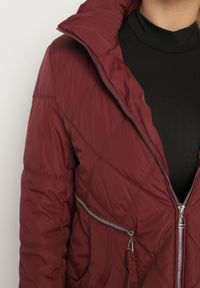 Born2be - Czerwona Pikowana Kurtka z Kapturem i Ozdobnymi Suwakami Carnaye. Okazja: na co dzień, na spacer. Typ kołnierza: kaptur. Kolekcja: plus size. Kolor: czerwony. Materiał: jeans. Styl: sportowy, casual, elegancki #6