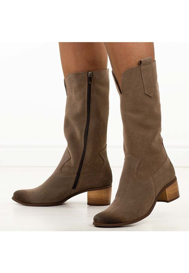 DEONI - Taupe skórzane Polskie kozaki damskie Deoni D407. Okazja: na co dzień. Materiał: zamsz, skóra. Sezon: jesień, lato. Obcas: na obcasie. Styl: klasyczny, casual, elegancki. Wysokość obcasa: średni