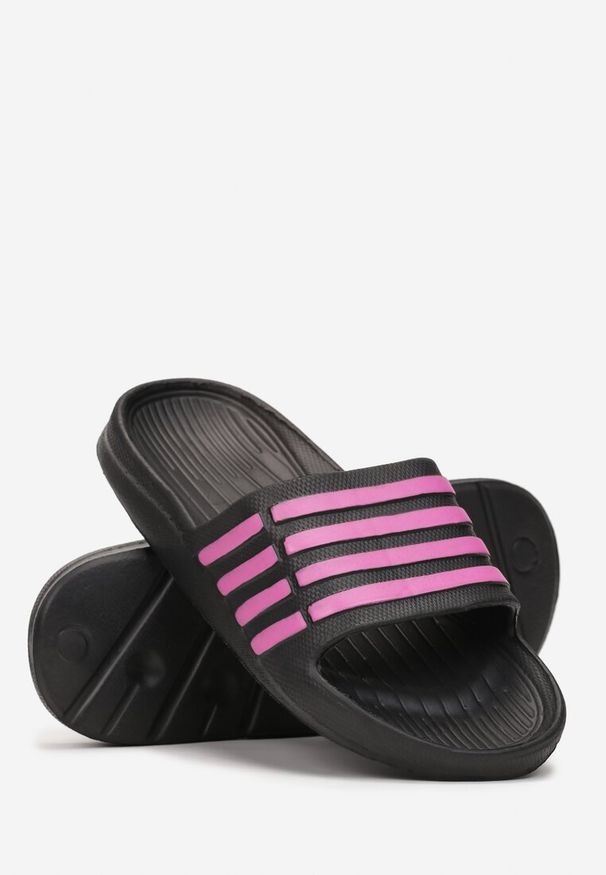 Born2be - Czarno-Fuksjowe Basenowe Klapki w Paski z Szerokim Paskiem Havika. Okazja: na co dzień. Kolor: czarny. Wzór: paski. Styl: casual