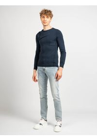 Trussardi Jeans - Trussardi Sweter "Serafino" | U11TRC0045 / Serafino | Mężczyzna | Granatowy. Okazja: na co dzień. Kolor: niebieski. Materiał: wiskoza, poliamid. Długość rękawa: długi rękaw. Długość: długie. Wzór: aplikacja. Styl: casual