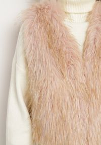 Born2be - Ciemnobeżowa Kamizelka Futrzana Bez Zapięć Loreti. Okazja: na co dzień. Kolor: beżowy. Materiał: futro. Styl: casual, elegancki #5