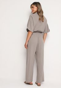 Born2be - Ciemnobeżowy Bawełniany Kombinezon z Koszulową Górą i Prostymi Spodniami Namsore. Kolor: beżowy. Materiał: bawełna. Styl: klasyczny, elegancki #4