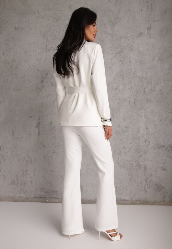 Renee - Biały Komplet o Garniturowym Kroju z Marynarką z Wiązaniem i Spodniami Falestra. Kolor: biały