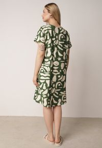 Born2be - Zielona Pudełkowa Sukienka z Wiskozy z Dekoltem w Serek w Abstrakcyjny Wzór Cresom. Okazja: na co dzień. Typ kołnierza: dekolt w serek. Kolekcja: plus size. Kolor: zielony. Materiał: wiskoza. Sezon: lato. Typ sukienki: dla puszystych, proste. Styl: casual #3