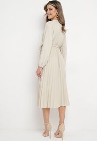 Born2be - Jasnobeżowa Sukienka Mesyre. Okazja: na randkę, do pracy. Typ kołnierza: dekolt w kształcie V. Kolor: beżowy. Materiał: materiał. Typ sukienki: kopertowe, plisowane. Długość: midi #4