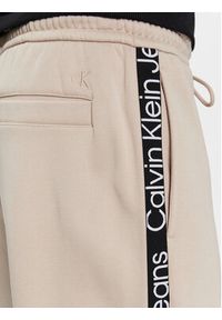 Calvin Klein Jeans Spodnie dresowe Logo Tape J30J324376 Beżowy Relaxed Fit. Kolor: beżowy. Materiał: syntetyk #4