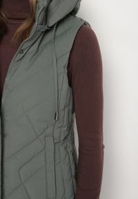 Born2be - Zielona Taliowana Kamizelka z Pikowanymi Przeszyciami i Kapturem Tuloria. Okazja: na spacer. Kolor: zielony. Materiał: jeans #6