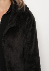 Born2be - Czarna Futerkowa Bluza z Kapturem i Suwakiem Sinatila. Okazja: na co dzień, do domu, na spacer. Typ kołnierza: kaptur. Kolor: czarny. Materiał: zamsz. Długość rękawa: długi rękaw. Długość: długie. Styl: casual #6