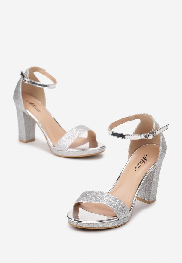 Renee - Srebrne Sandały na Słupku Zdobione Brokatem Aldohr. Okazja: na wesele, na imprezę, na ślub cywilny. Zapięcie: sprzączka. Kolor: srebrny. Wzór: aplikacja. Obcas: na słupku. Styl: klasyczny, elegancki