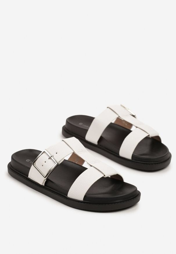 Born2be - Białe Klapki z Geometrycznymi Paskami z Klamrą Ralvania. Okazja: na co dzień. Kolor: biały. Wzór: geometria. Styl: klasyczny, casual, elegancki