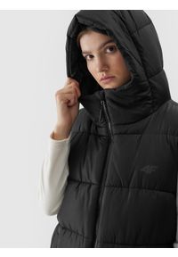 4f - Bezrękawnik puchowy z wypełnieniem syntetycznym damski - czarny. Okazja: na co dzień. Typ kołnierza: kołnierzyk stójkowy, kaptur. Kolor: czarny. Materiał: syntetyk, puch. Długość rękawa: bez rękawów. Styl: casual #1