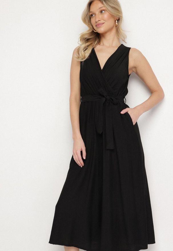 Born2be - Czarny Taliowany Kombinezon z Wiskozą i Paskiem Evithrae. Okazja: na co dzień. Kolor: czarny. Materiał: wiskoza. Styl: klasyczny, elegancki, wizytowy, casual