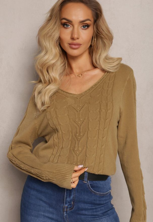 Renee - Jasnozielony Sweter ze Splotem w Warkocze i Dekoltem V Khara. Typ kołnierza: dekolt w serek. Kolor: zielony. Materiał: dzianina. Długość rękawa: długi rękaw. Długość: długie. Wzór: ze splotem