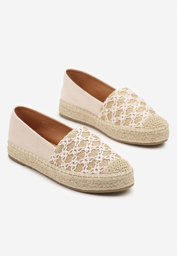 Renee - Beżowe Espadryle Ozdobione Plecionką i Geometrycznym Motywem Sdivoria. Kolor: beżowy. Materiał: jeans. Wzór: aplikacja, geometria. Sezon: lato, wiosna. Obcas: na obcasie. Styl: elegancki, klasyczny. Wysokość obcasa: niski
