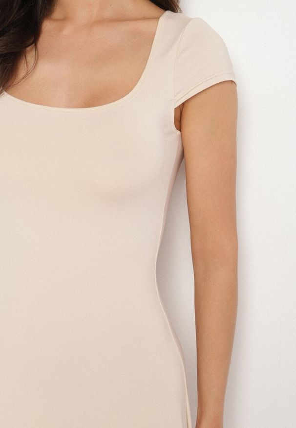 Born2be - Jasnobeżowa Sukienka z Wiskozą o Rozkloszowanym Kroju z Kwadratowym Dekoltem Nalireina. Okazja: na co dzień. Typ kołnierza: dekolt kwadratowy. Kolor: beżowy. Materiał: wiskoza. Typ sukienki: rozkloszowane, proste. Styl: casual, klasyczny