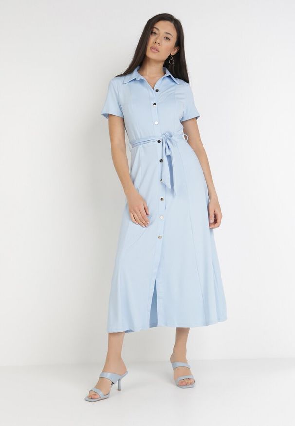 Born2be - Jasnoniebieska Sukienka o Koszulowym Fasonie Wiązana w Talii Ophieithe. Okazja: na co dzień. Kolor: niebieski. Materiał: dzianina, materiał. Długość rękawa: krótki rękaw. Typ sukienki: koszulowe. Styl: casual. Długość: midi