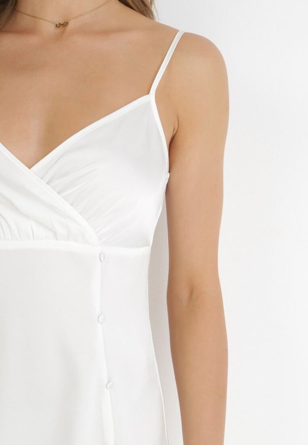 Born2be - Biała Sukienka Maxi na Ramiączkach z Głębokim Dekoltem Issabelle. Kolor: biały. Długość rękawa: na ramiączkach. Typ sukienki: kopertowe. Długość: maxi