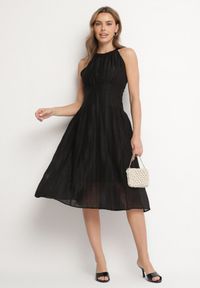 Born2be - Czarna Rozkloszowana Sukienka z Tłoczonej Tkaniny z Wiązaniem z Tyłu Nimioretta. Okazja: na wesele, na imprezę, na ślub cywilny. Kolor: czarny. Materiał: tkanina. Wzór: aplikacja. Typ sukienki: rozkloszowane. Styl: elegancki #7