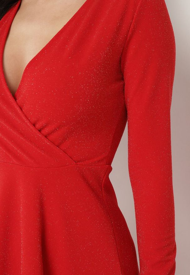 Born2be - Czerwona Rozkloszowana Sukienka z Dekoltem w Serek i Rozcięciem Zdobiona Metaliczną Nicią Emilandra. Typ kołnierza: dekolt w serek. Kolor: czerwony. Materiał: zamsz, materiał. Długość rękawa: długi rękaw. Wzór: aplikacja. Typ sukienki: kopertowe, rozkloszowane. Styl: elegancki, klasyczny, wizytowy