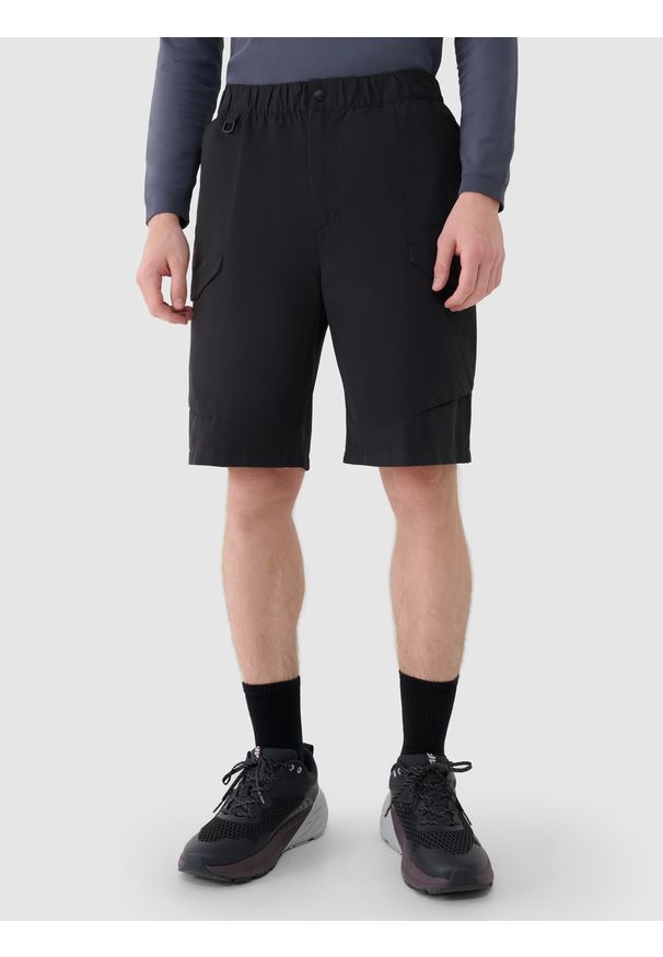 4f - 4F Spodenki casual męskie - czarne L. Kolor: czarny. Materiał: elastan, syntetyk, materiał. Długość: krótkie. Wzór: jednolity