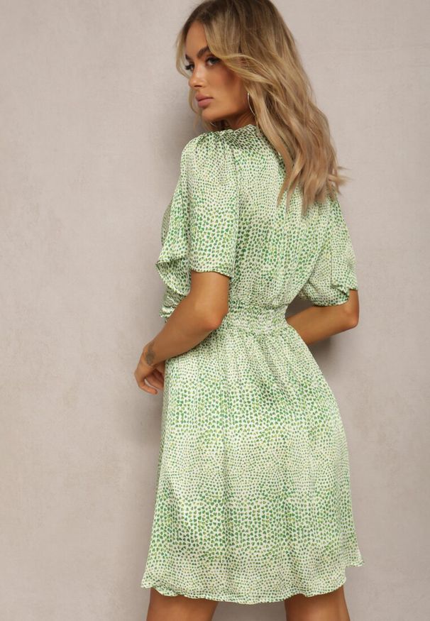 Renee - Zielona Mini Sukienka Rozkloszowana z Trójkątnym Dekoltem Tallea. Kolor: zielony. Długość rękawa: krótki rękaw. Styl: klasyczny. Długość: mini