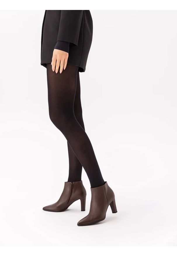 Ryłko - Ciemnobrązowe botki na słupku. Okazja: na co dzień. Wysokość cholewki: za kostkę. Zapięcie: zamek. Kolor: brązowy. Materiał: skóra. Szerokość cholewki: normalna. Obcas: na słupku. Styl: casual, elegancki, street