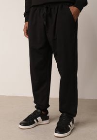 Born2be - Czarne Spodnie Dresowe z Bawełną ze Ściągaczami Hailise. Okazja: na co dzień, do domu. Kolor: czarny. Materiał: bawełna, dresówka. Styl: casual, sportowy #6