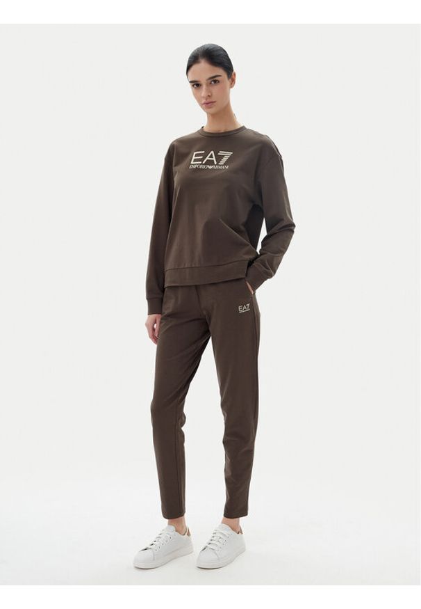 EA7 Emporio Armani Dres 7W000115 AF13135 U6139 Brązowy Regular Fit. Kolor: brązowy. Materiał: bawełna