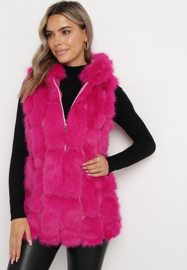 Born2be - Fuksjowa Kamizelka Futrzana z Kapturem Sophal. Typ kołnierza: kaptur. Kolor: różowy. Materiał: futro