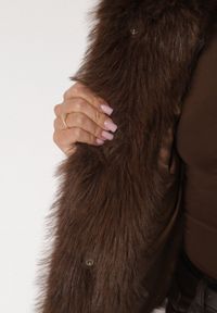 Born2be - Brązowa Futrzana Kurtka z Nieodpinanym Kapturem Tusarea. Kolor: brązowy. Materiał: futro. Styl: elegancki #3