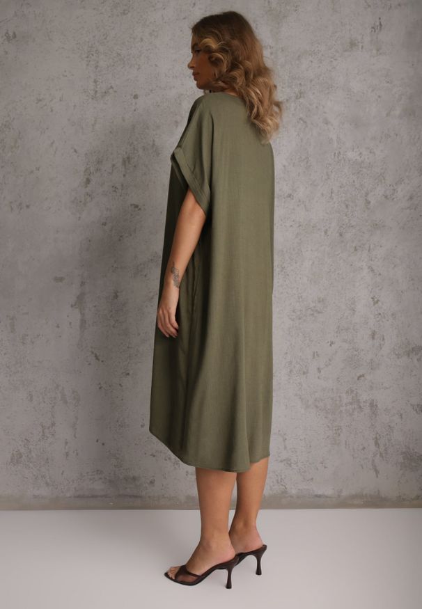 Renee - Zielona Sukienka o Pudełkowym Kroju z Lnem i Wiskozą Zdobiona Guzikiem Mezynore. Kolekcja: plus size. Kolor: zielony. Materiał: wiskoza, len. Wzór: aplikacja. Typ sukienki: dla puszystych. Styl: boho, wakacyjny