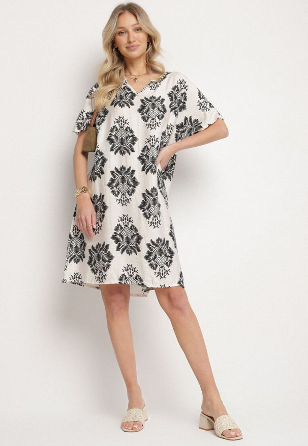 Born2be - Czarna Pudełkowa Sukienka z Wiskozy Ozdobiona Geometrycznym Wzorem Emilavie. Okazja: na co dzień. Typ kołnierza: dekolt w kształcie V. Kolor: czarny. Materiał: wiskoza. Wzór: aplikacja, geometria. Typ sukienki: proste. Styl: klasyczny, casual, elegancki