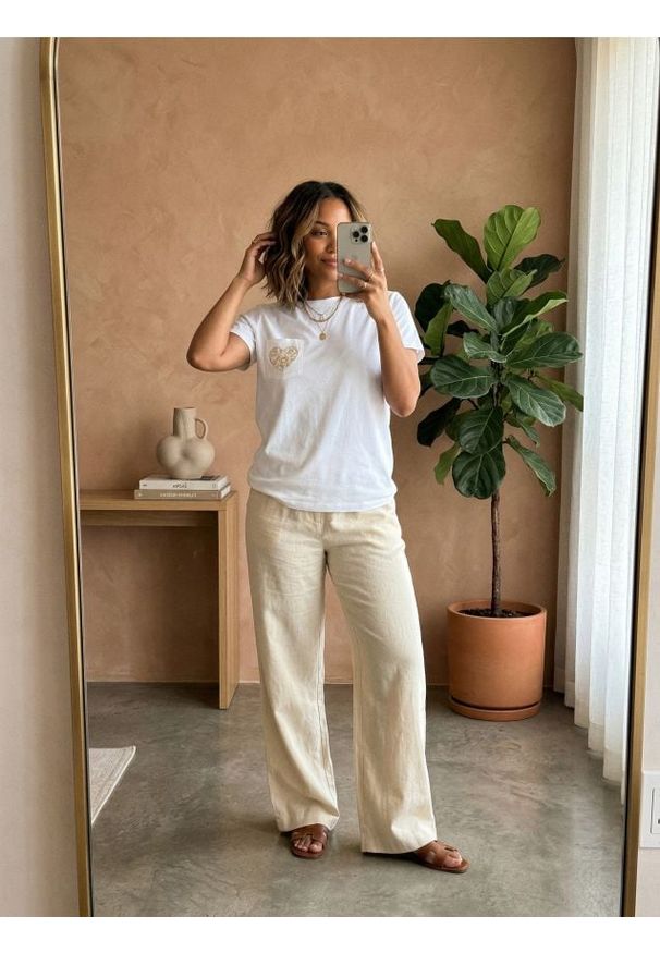 Sinsay - Bawełniana koszulka z haftem - biały. Kolor: biały. Materiał: bawełna. Wzór: haft