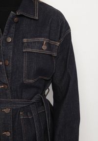 Born2be - Granatowa Koszulowa Kurtka Jeansowa z Wiązanym Paskiem w Talii Zennessa. Okazja: na co dzień, na spacer. Kolor: niebieski. Materiał: jeans. Styl: klasyczny, casual #6