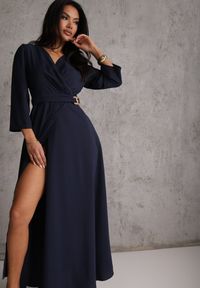 Renee - Granatowa Elegancka Sukienka o Kopertowym Kroju Zdobiona Aplikacją w Talii Zilendra. Kolor: niebieski. Wzór: aplikacja. Typ sukienki: kopertowe. Styl: elegancki #4