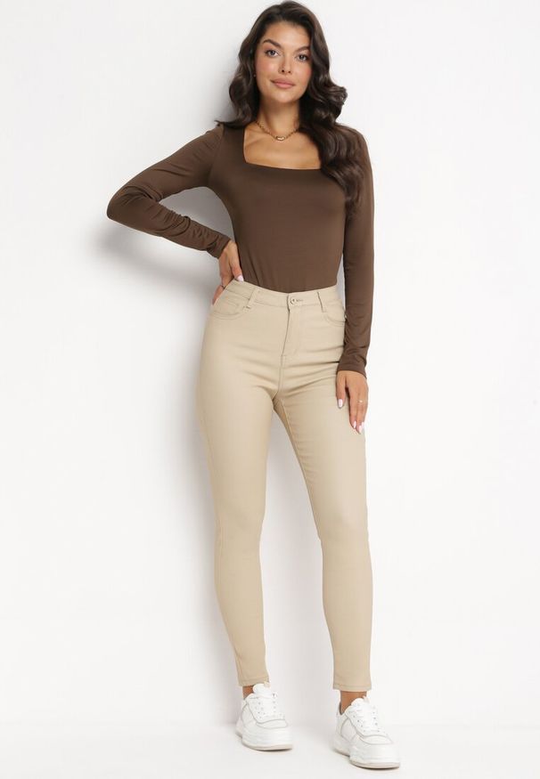 Born2be - Beżowe Modelujące Spodnie Skinny z Kieszeniami Envoi. Okazja: na co dzień. Kolor: beżowy. Styl: elegancki, casual