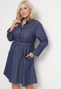 Born2be - Granatowa Rozkloszowana Sukienka z Bawełną Koszulowa z Paskiem i Kieszeniami Lilsemi. Okazja: na co dzień. Kolekcja: plus size. Kolor: niebieski. Materiał: bawełna. Typ sukienki: koszulowe. Styl: casual