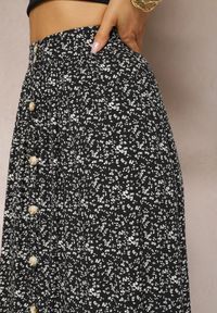 Renee - Czarna Spódnica Maxi z Wiskozy w Kwiatowy Wzór o Rozkloszowanym Fasonie Skules. Kolor: czarny. Materiał: wiskoza. Wzór: kwiaty. Styl: elegancki #4