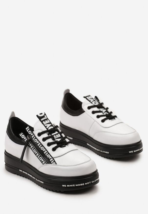Born2be - Biało-Czarne Sznurowane Sneakersy na Grubej Podeszwie ze Skórzaną Wkładką Napisami i Dekoracyjnym Suwakiem Iriane. Nosek buta: okrągły. Zapięcie: sznurówki. Kolor: biały. Materiał: skóra. Wzór: napisy. Obcas: na obcasie. Wysokość obcasa: niski