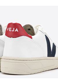 Veja - VEJA - Białe sneakersy z logo V-10. Okazja: na co dzień. Kolor: biały. Materiał: jeans, materiał. Wzór: aplikacja #2