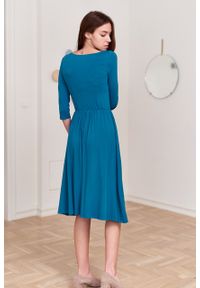 Marie Zélie - Sukienka Emelina niebieska. Kolor: niebieski. Materiał: wiskoza, dzianina, materiał, elastan, guma. Styl: klasyczny. Długość: midi #3