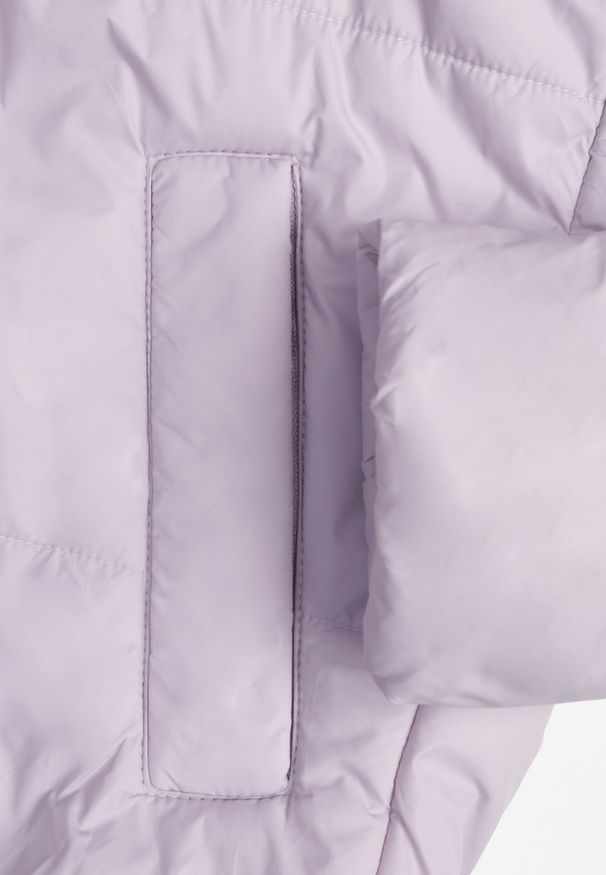 Born2be - Jasnofioletowa Pikowana Kurtka z Kapturem i Lekkim Ociepleniem Ninirila. Okazja: na spacer. Typ kołnierza: kaptur. Kolor: fioletowy. Materiał: jeans. Długość: krótkie. Styl: klasyczny, elegancki