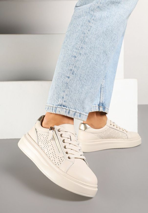Born2be - Beżowe Skórzane Sneakersy ze Skórzaną Wkładką i Perforacją Koloris. Okazja: na co dzień, do pracy, na spotkanie biznesowe. Kolor: beżowy. Materiał: skóra. Wzór: aplikacja. Obcas: na płaskiej podeszwie
