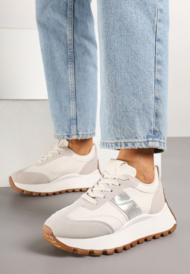 Renee - Beżowe Sneakersy na Platformie z Ozdobnymi Cyrkoniami Fenarelle. Okazja: na co dzień. Zapięcie: sznurówki. Kolor: beżowy. Materiał: jeans. Obcas: na platformie