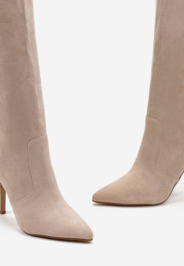 Renee - Beżowe Kozaki przed Kolano na Szpilce z Noskiem w Szpic Modara. Wysokość cholewki: przed kolano. Nosek buta: szpiczasty. Kolor: beżowy. Materiał: jeans. Wzór: aplikacja. Obcas: na szpilce. Styl: wizytowy. Wysokość obcasa: średni