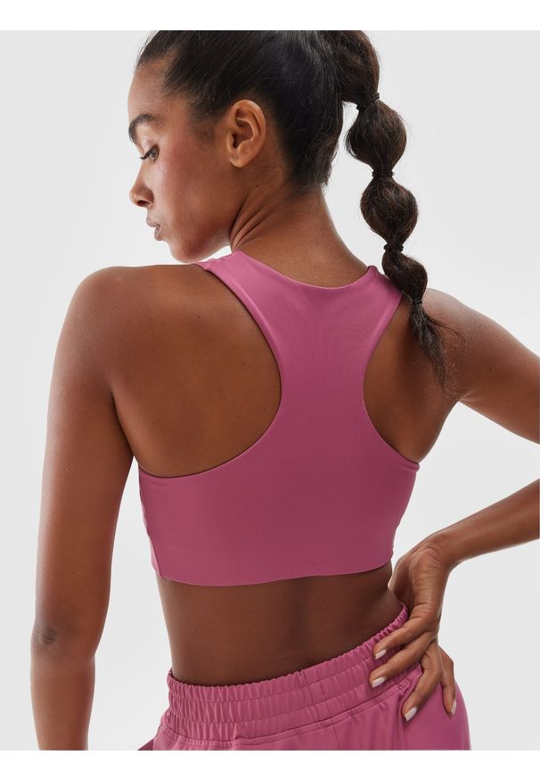 4f - 4F Biustonosz treningowy z niskim wsparciem - różowy M. Kolor: różowy. Materiał: dzianina, elastan, włókno, syntetyk, materiał, guma. Rodzaj stanika: wyciągane miseczki. Wzór: gładki, jednolity, ze splotem. Sport: fitness, joga i pilates